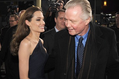 Cha của Angelina Jolie đóng cảnh “ăn chơi” ở tuổi 78