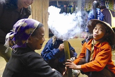 Ở nơi con gái không biết hút thuốc lào dễ bị… ế chồng