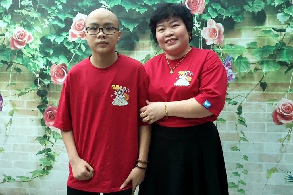 Người mẹ đi rửa bát, phụ việc để chạy chữa bệnh u não cho con - 5