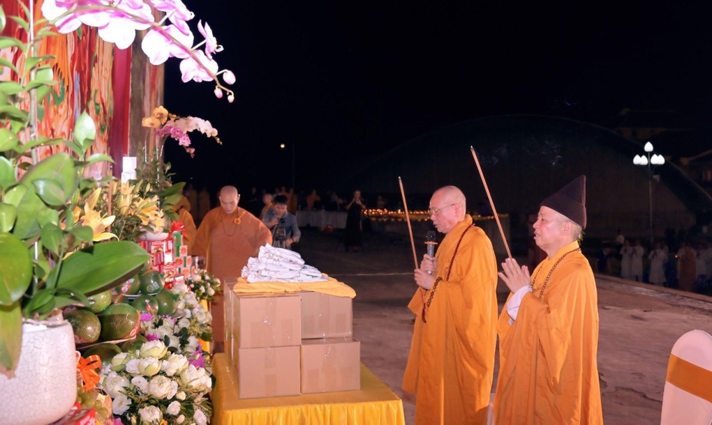 Hơn 1.000 người thành kính thắp đèn hoa đăng trong lễ Vu lan báo hiếu - 1 Hơn 1.000 người thành kính thắp đèn hoa đăng trong lễ Vu lan báo hiếu - 1