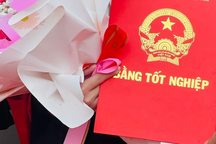 Con trai cầm bằng xuất sắc từ trời Tây về... trả mẹ