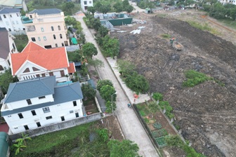 Phạt doanh nghiệp xây trường học đổ đất thải tràn lan vỉa hè dân cư
