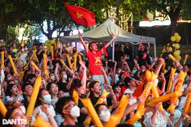 TPHCM chiếu bóng đá SEA Games 33 qua màn hình LED ở đường Lê Lợi
