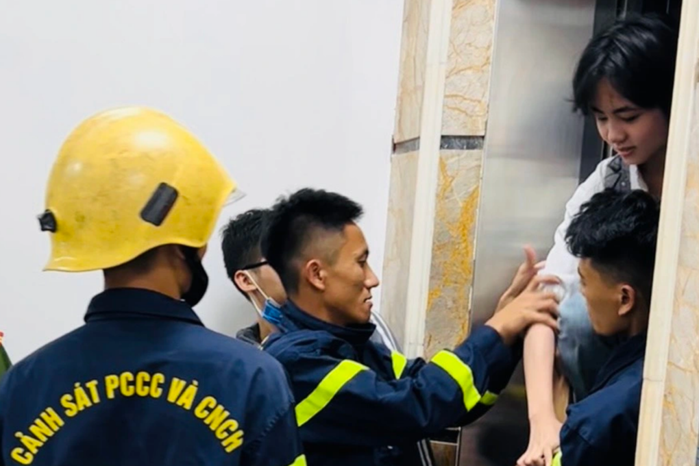 4 học sinh mắc kẹt, hoảng loạn kêu cứu trong thang máy - 1 4 học sinh mắc kẹt, hoảng loạn kêu cứu trong thang máy - 1
