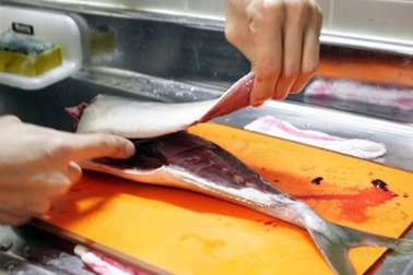 Ấu trùng sán lá gan thường nằm ở đuôi cá