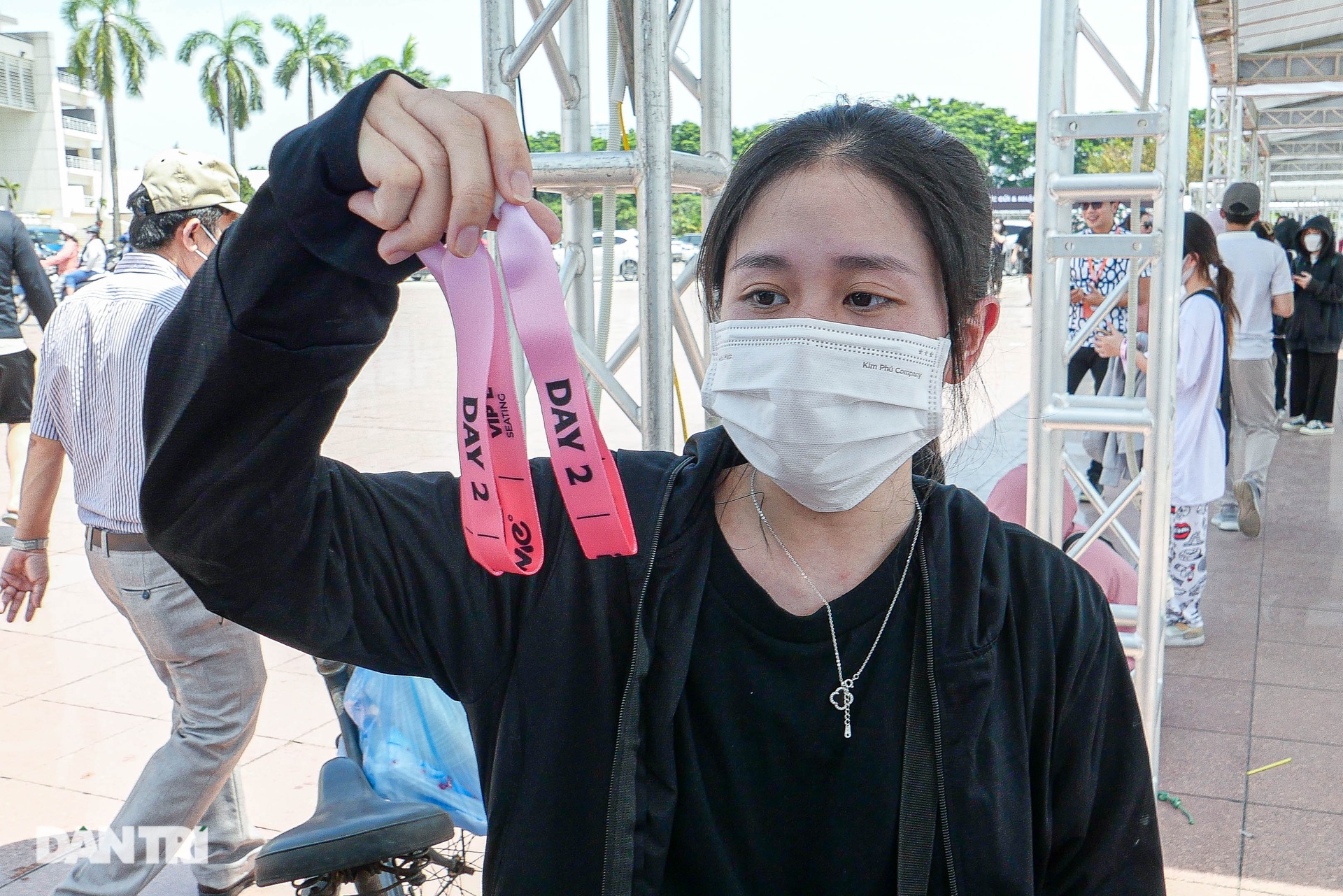 Hàng trăm người đội nắng xếp hàng đổi vòng xem show Blackpink - 13 Hàng trăm người đội nắng xếp hàng đổi vòng xem show Blackpink - 13