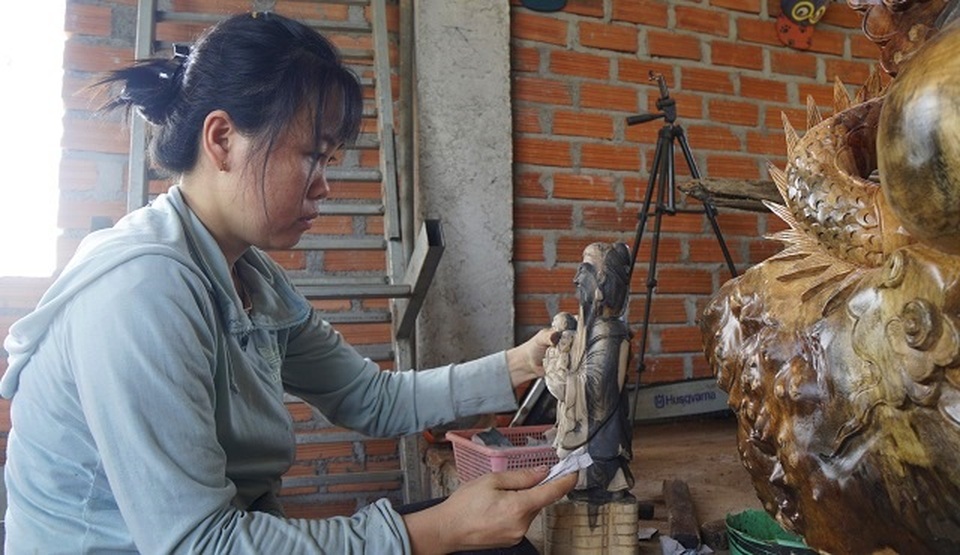 Chàng trai 9X nhà nghèo, mở xưởng gỗ mỹ nghệ tạo việc làm cho thanh niên - 3 Chàng trai 9X nhà nghèo, mở xưởng gỗ mỹ nghệ tạo việc làm cho thanh niên - 3