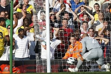 Mắc sai lầm, Reina vẫn được bênh vực