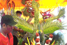 "Choáng ngợp” trước mô hình hoa, trái cây mừng 100 năm đạo Cao Đài