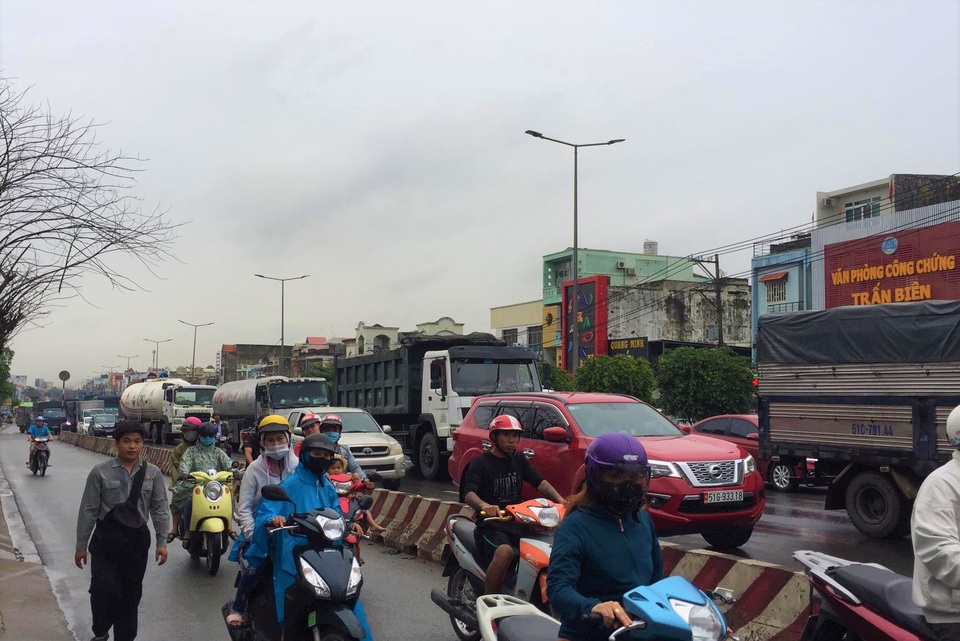 BMW tông dải phân cách rồi lật ngang trong mưa lớn - 3 BMW tông dải phân cách rồi lật ngang trong mưa lớn - 3
