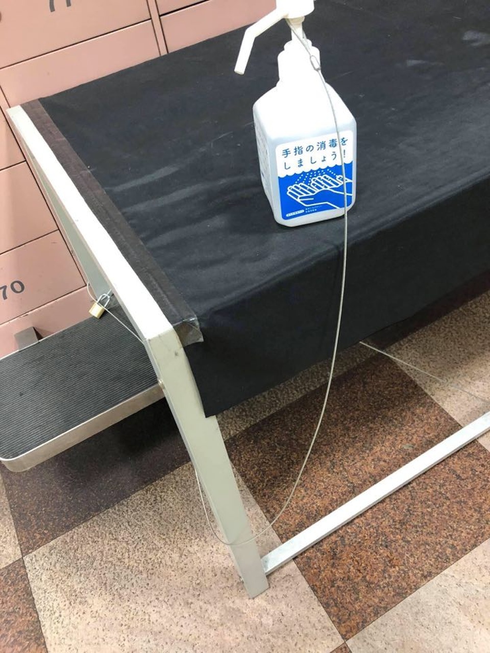 Mặc áo mưa đi máy bay, mua hàng bằng...gậy thời đại dịch  - 7