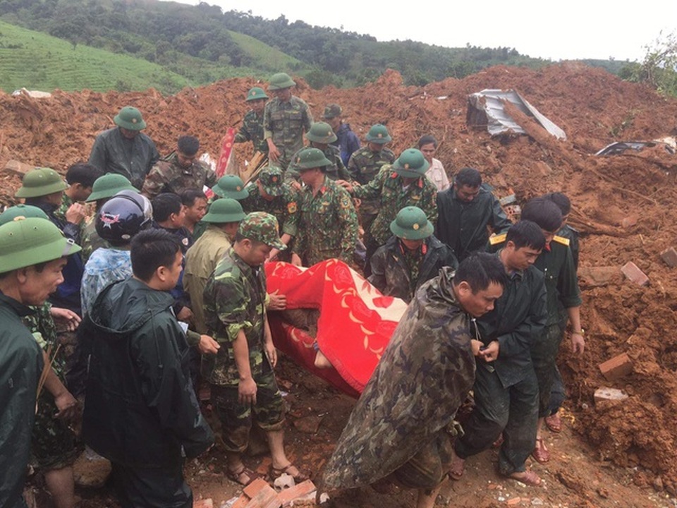 Vụ sạt lở vùi lấp 22 chiến sĩ: “Mưa lũ rất lớn, lạnh khó ngủ lắm vợ ơi!” - 7 Vụ sạt lở vùi lấp 22 chiến sĩ: “Mưa lũ rất lớn, lạnh khó ngủ lắm vợ ơi!” - 7
