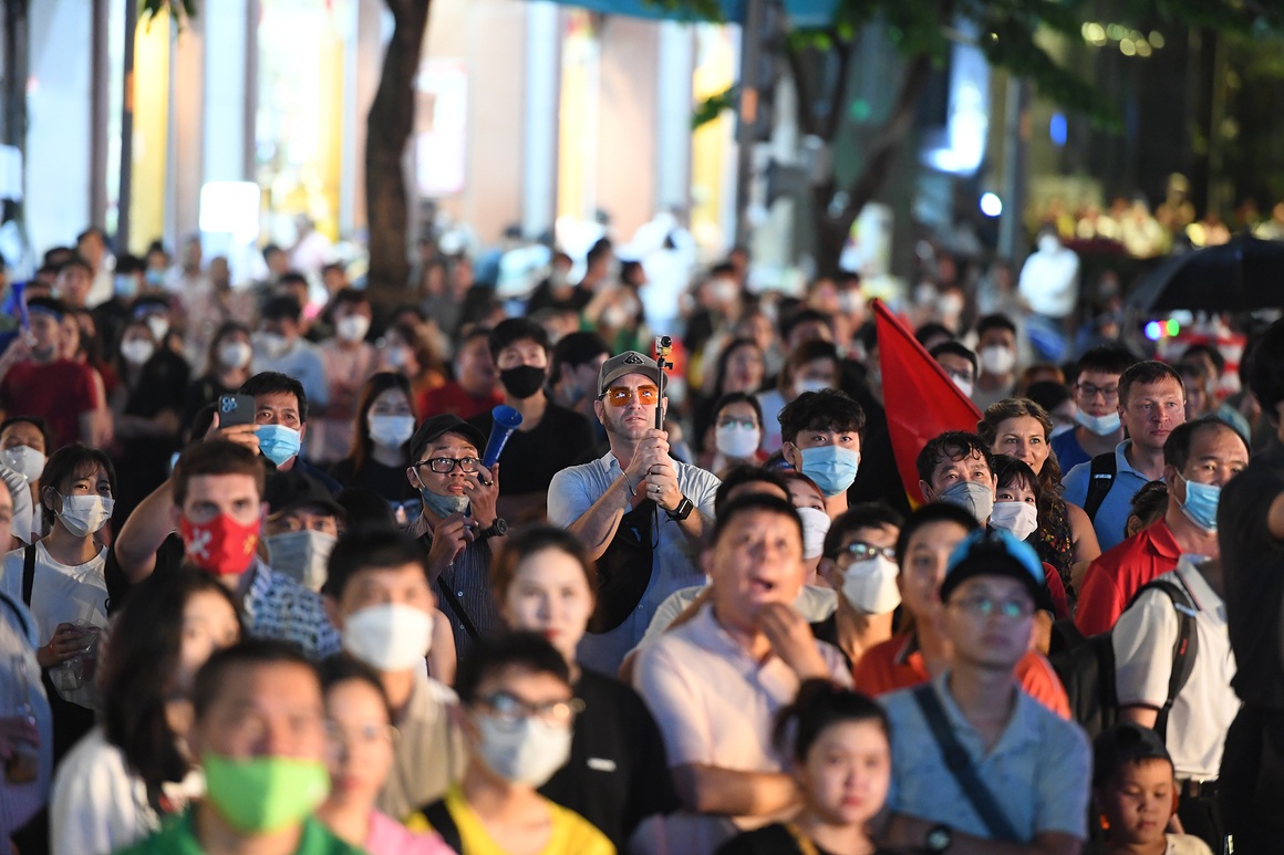 Hàng nghìn cổ động viên TPHCM đội mưa ăn mừng chiến thắng của U23 Việt Nam - 17 Hàng nghìn cổ động viên TPHCM đội mưa ăn mừng chiến thắng của U23 Việt Nam - 17