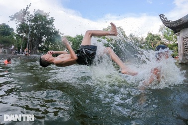 Hà Nội nắng nóng, trẻ nhỏ nhào lộn đã mắt ở hồ nước mát lạnh ven đô