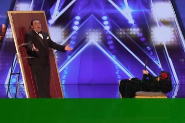 Cặp đôi chơi đàn violin, hát opera và... phi dao mạo hiểm