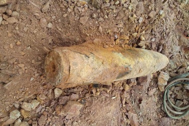 Công nhân hoảng hốt bỏ chạy khi đào trúng bom "khủng"