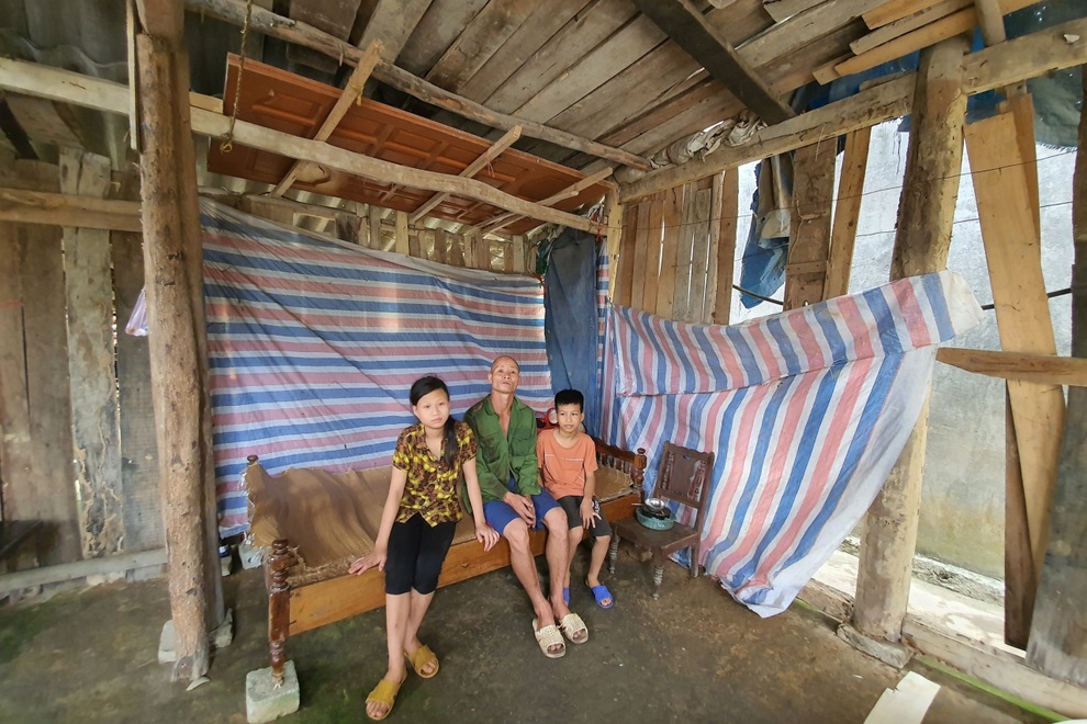 3 bố con khờ chới với trong ngôi nhà tốc mái sau trận dông lốc - 8 3 bố con khờ chới với trong ngôi nhà tốc mái sau trận dông lốc - 8