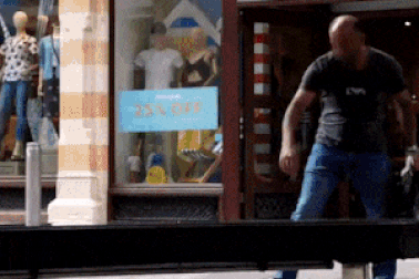 Clip quan sát ba cách ứng xử với một chiếc ví rơi