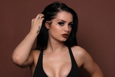 Nữ đô vật xinh đẹp Paige bất ngờ hóa bạn gái ma cà rồng