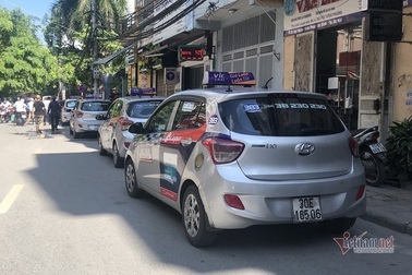 Ô tô dừng quá 5 phút sẽ bị phạt: Cánh tài xế nói gì?