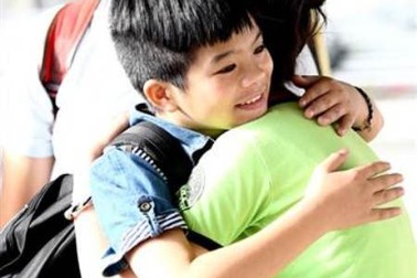 Clip: Fans tiễn quán quân Giọng hát Việt nhí về quê