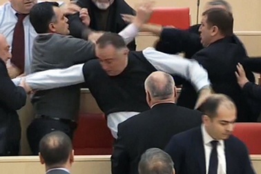 "Ngày tặng quà", nghị sĩ quốc hội Gruzia tặng nhau...nắm đấm