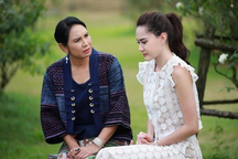 Giỗ bố, mẹ chồng trao vàng cho chị dâu, còn tôi nhận món đồ đáng xấu hổ