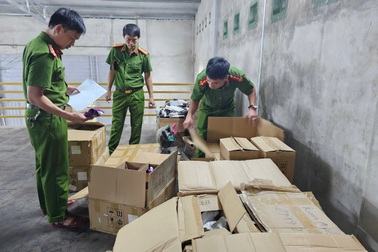 Công an kiểm tra 4 kho hàng, phát hiện 2,5 tấn mỹ phẩm nhập lậu