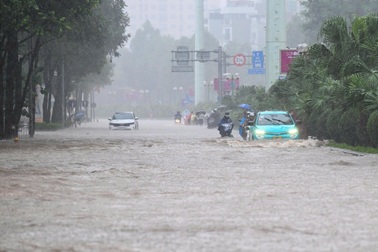 Chuyên gia lý giải Hà Nội mưa như trút nước, gây ngập nhiều đường phố