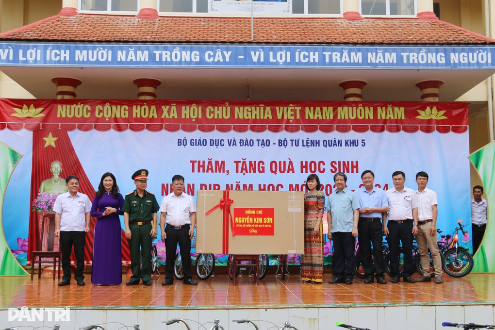 Bộ trưởng Bộ Giáo dục và Đào tạo thăm, tặng quà học sinh vùng cao Đắk Nông - 3 Bộ trưởng Bộ Giáo dục và Đào tạo thăm, tặng quà học sinh vùng cao Đắk Nông - 3