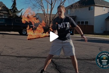 Lập kỷ lục thế giới về số lần tung hứng kiếm lửa trong 30 giây