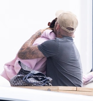 Nhà Beckham "dằn mặt" con dâu khi con trai cả khoe kỳ nghỉ xa hoa bên vợ - 2