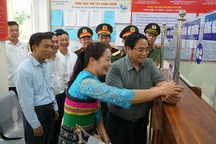 Thủ tướng: Bố trí thêm cán bộ về các xã đang quá tải công việc