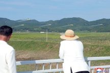 Ông Kim Jong-un thị sát trực thăng phun thuốc trên cánh đồng