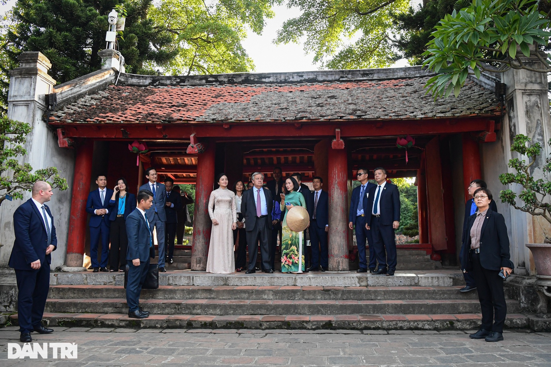 Tổng thư ký Liên hợp quốc thăm Văn Miếu, đi dạo hồ Hoàn Kiếm - 10