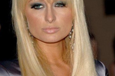 Paris Hilton nôn giữa sân khấu