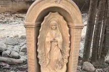 Bức tượng Đức mẹ vẫn còn nguyên vẹn dù ngôi nhà bị thiêu rụi sau bão lửa