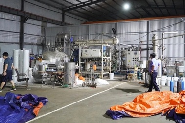 Cảnh sát đột kích 3 xưởng sản xuất khí cười quy mô lớn ở Hà Nội