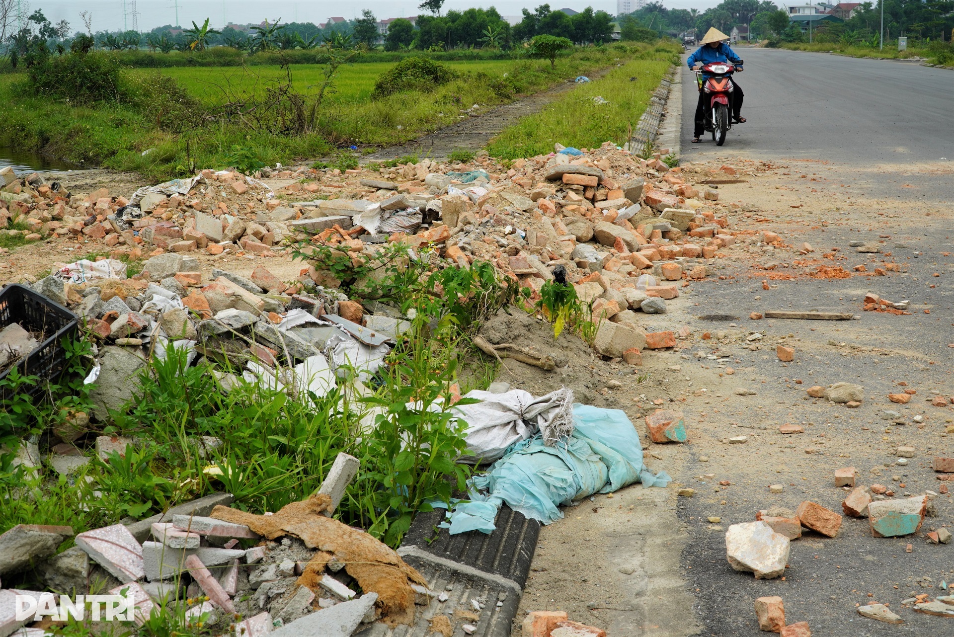 Hơn 1km đường ở Hà Tĩnh, làm gần mười năm chưa xong - 10