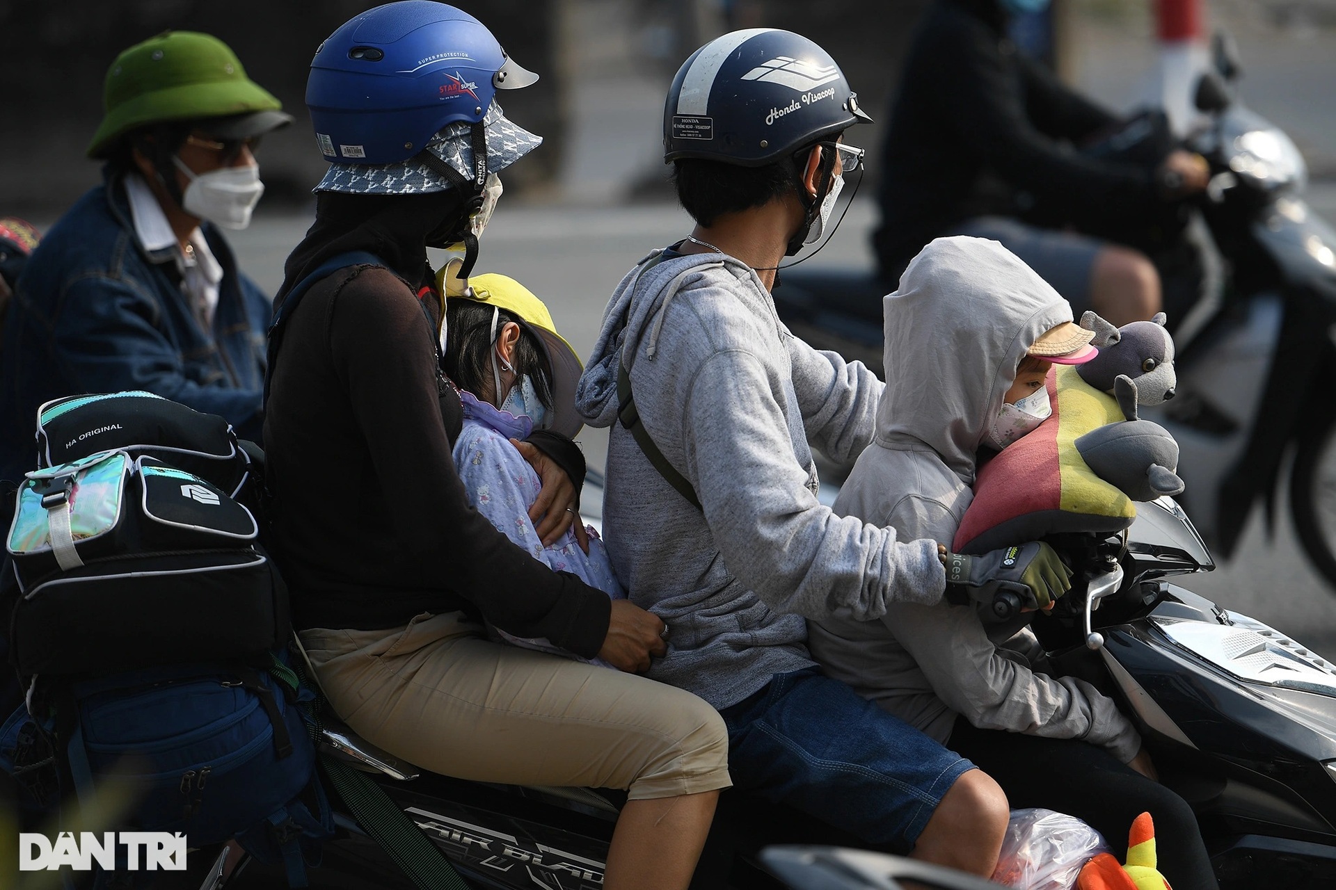 Trẻ nhỏ khóc thét giữa dòng xe kẹt cứng chờ phà Cát Lái về TPHCM - 10