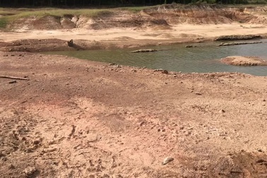 Đập nước Vệ Nông cạn trơ đáy do hạn hán kéo dài