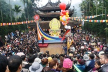 “Biển người” chen chúc trẩy hội chùa Hương