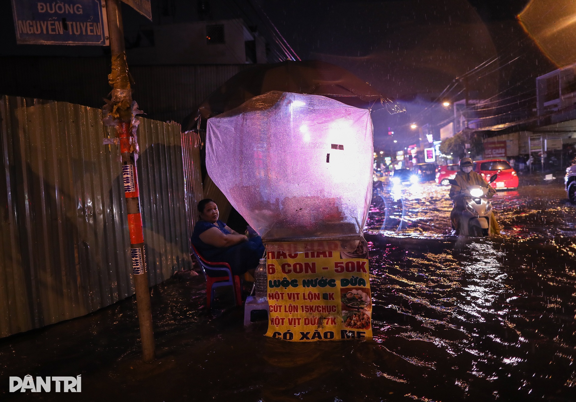 Mưa như trút nước, người dân TPHCM bì bõm về nhà trong đêm - 14 Mưa như trút nước, người dân TPHCM bì bõm về nhà trong đêm - 14