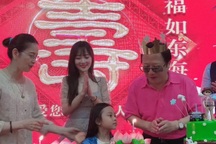 Lý Tiểu Lộ rạng ngời trong sinh nhật cha ruột