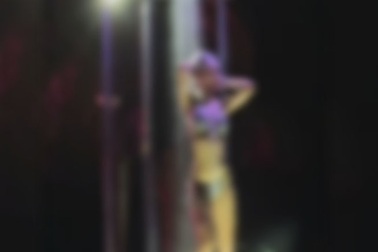 Xuất hiện vũ công vừa nhảy vừa gội đầu tại bar ở bãi biển Hạ Long