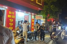 Chủ tiệm vàng tóm gọn tên cướp thủ vũ khí là dao dọc giấy