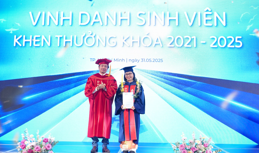 Nữ sinh bất ngờ được “chú bộ đội” cầu hôn trong lễ tốt nghiệp đại học - 6 Nữ sinh bất ngờ được “chú bộ đội” cầu hôn trong lễ tốt nghiệp đại học - 6