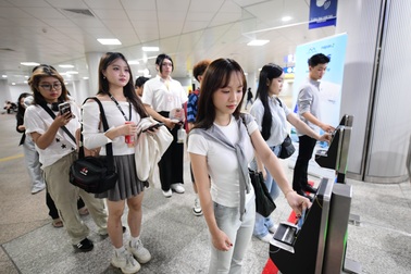 Giới trẻ TPHCM thích thú chạm thẻ NAPAS khi di chuyển với Metro số 1