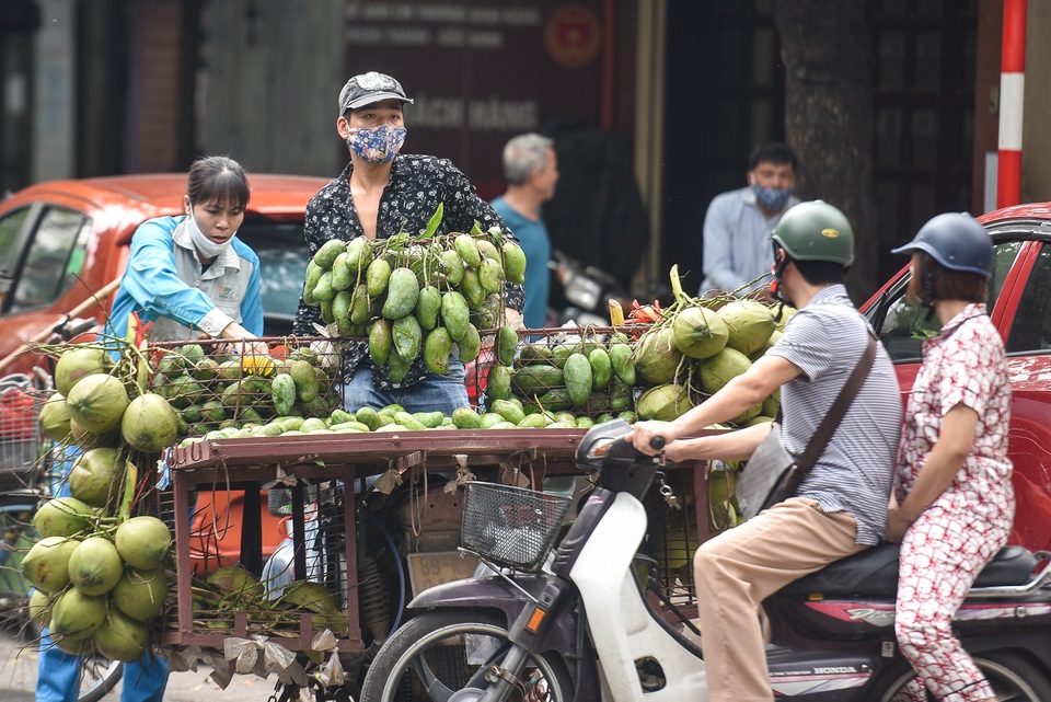 Phố phường Hà Nội đông đúc, nhiều hàng quán rậm rịch mở lại - 8 Phố phường Hà Nội đông đúc, nhiều hàng quán rậm rịch mở lại - 8