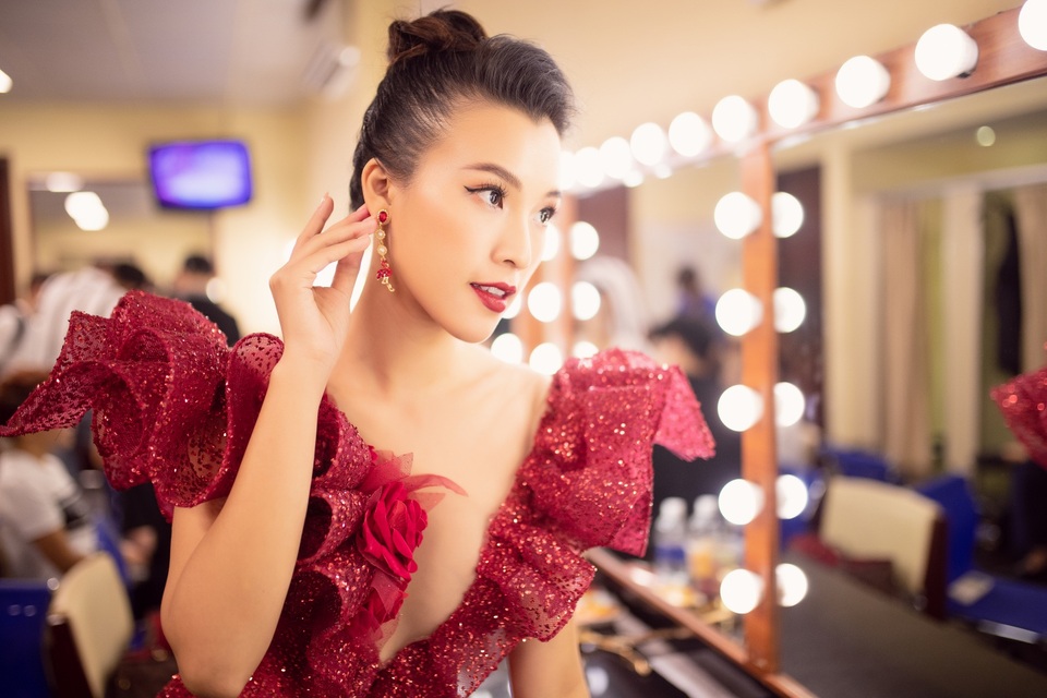 Á hậu Hoàng Oanh muốn độc lập kinh tế với chồng Tây sau kết hôn - 19 Á hậu Hoàng Oanh muốn độc lập kinh tế với chồng Tây sau kết hôn - 19